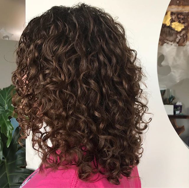 Another amazing Deva transformation by Mary! Swipe 👈🏻 to see the before pictures. #devacurl #devacut  #champaignurbana #champaignurbanahair #curlygirls # #beforeandafterhair #ippatsusalon