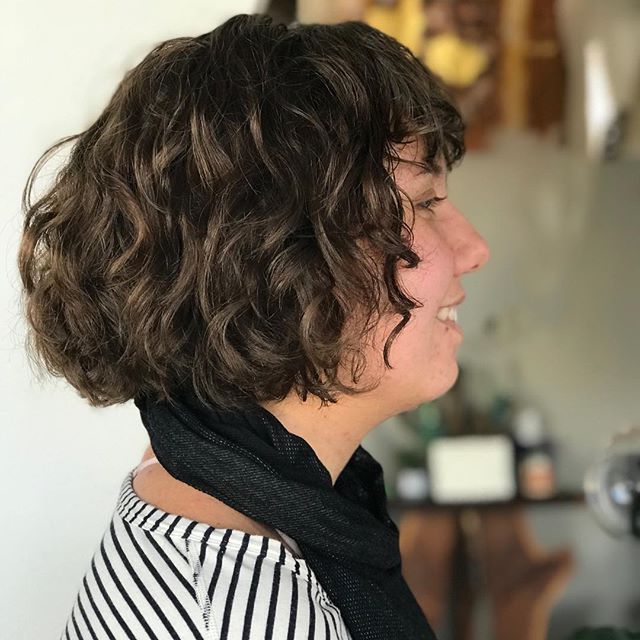 Who doesn&rsquo;t love a good curly bob with some textured bangs. Cut done by Mary. #champaignurbana #chambanahair #ippatsusalon #devacut #curlybobs