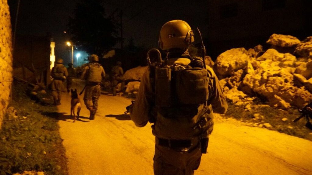 Illustrative: IDF soldiers during an arrest raid in the central West Bank on February 23, 2017. (Israel Defense Forces)