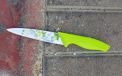 The knife allegedly used in an attempted stabbing attack at the A’Zaim crossing east of Jerusalem in the central West Bank on January 30, 2018. (Israel Police)