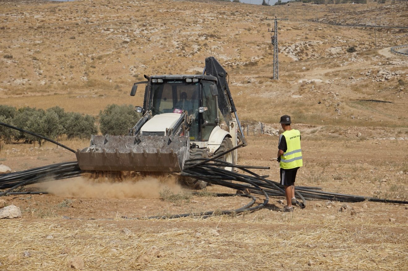 Israeli bulldozer rips up water pipes near At-Tuwani