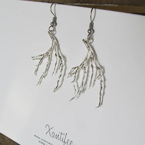 Oorbellen met zilverkleurige takken