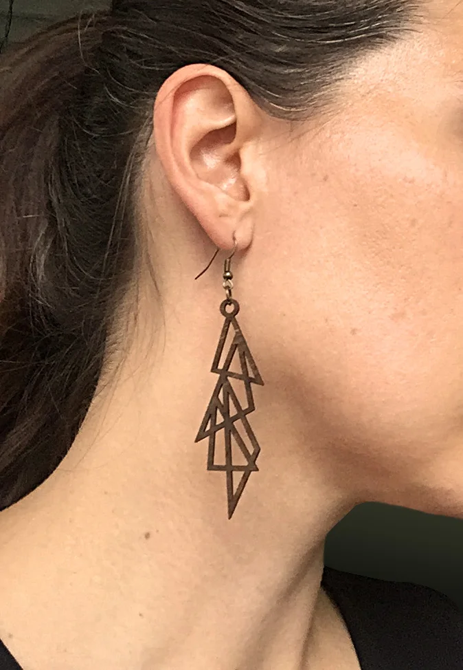 Oorbellen-driehoeken-hout-lasercut-geometrische-hip-modern-by-xantifee-creative.jpg