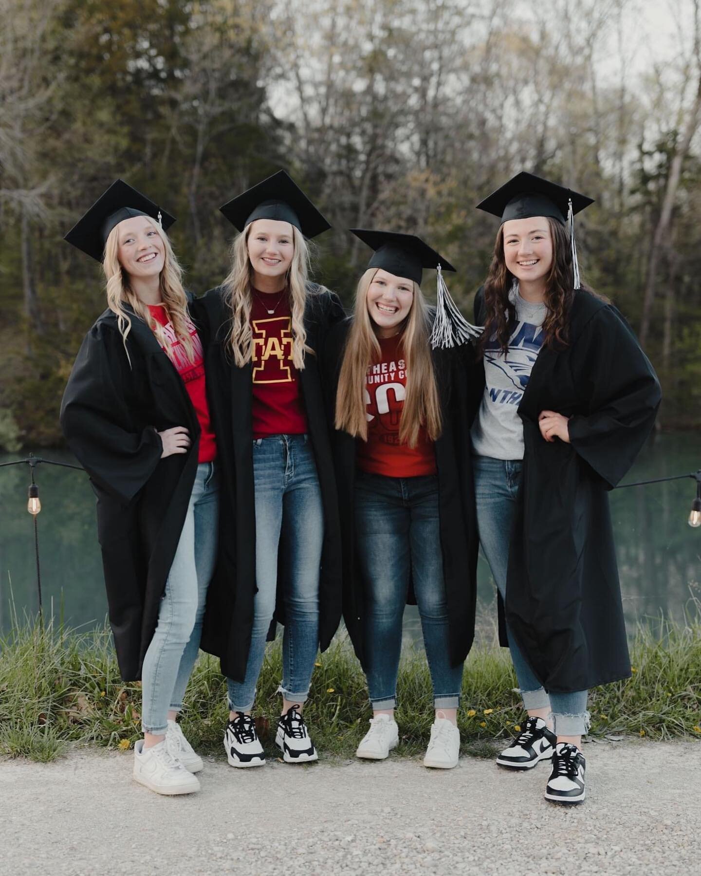Congrats to the class of 2023! So fun shooting graduation photos for Mya and her friends!🎓🎉