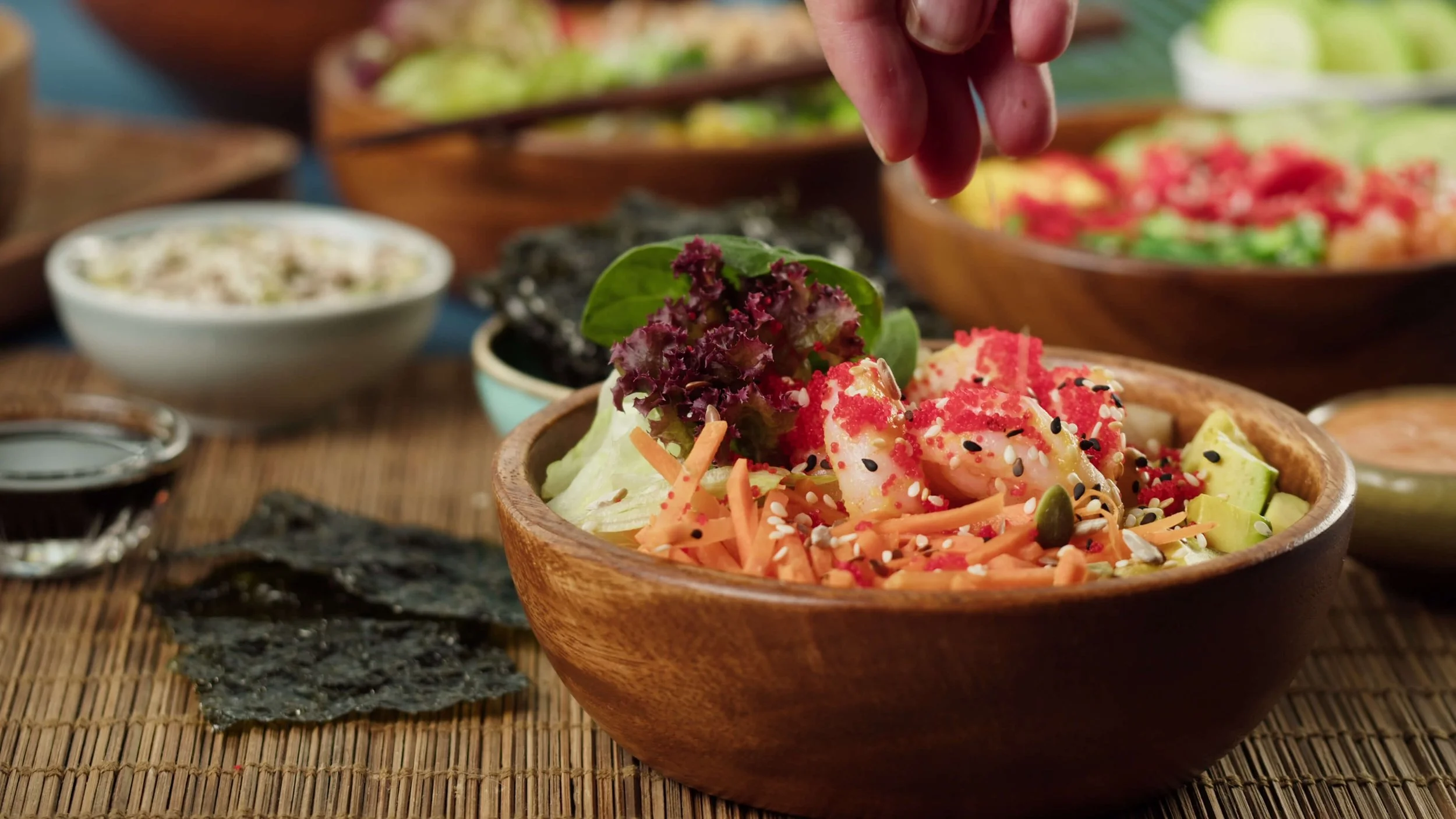 Seaweed sushi rice bowl with fresh vegetables, sesame seeds and nori, a thyroid-supportive gut health recipe rich in iodine for women’s energy and metabolism.