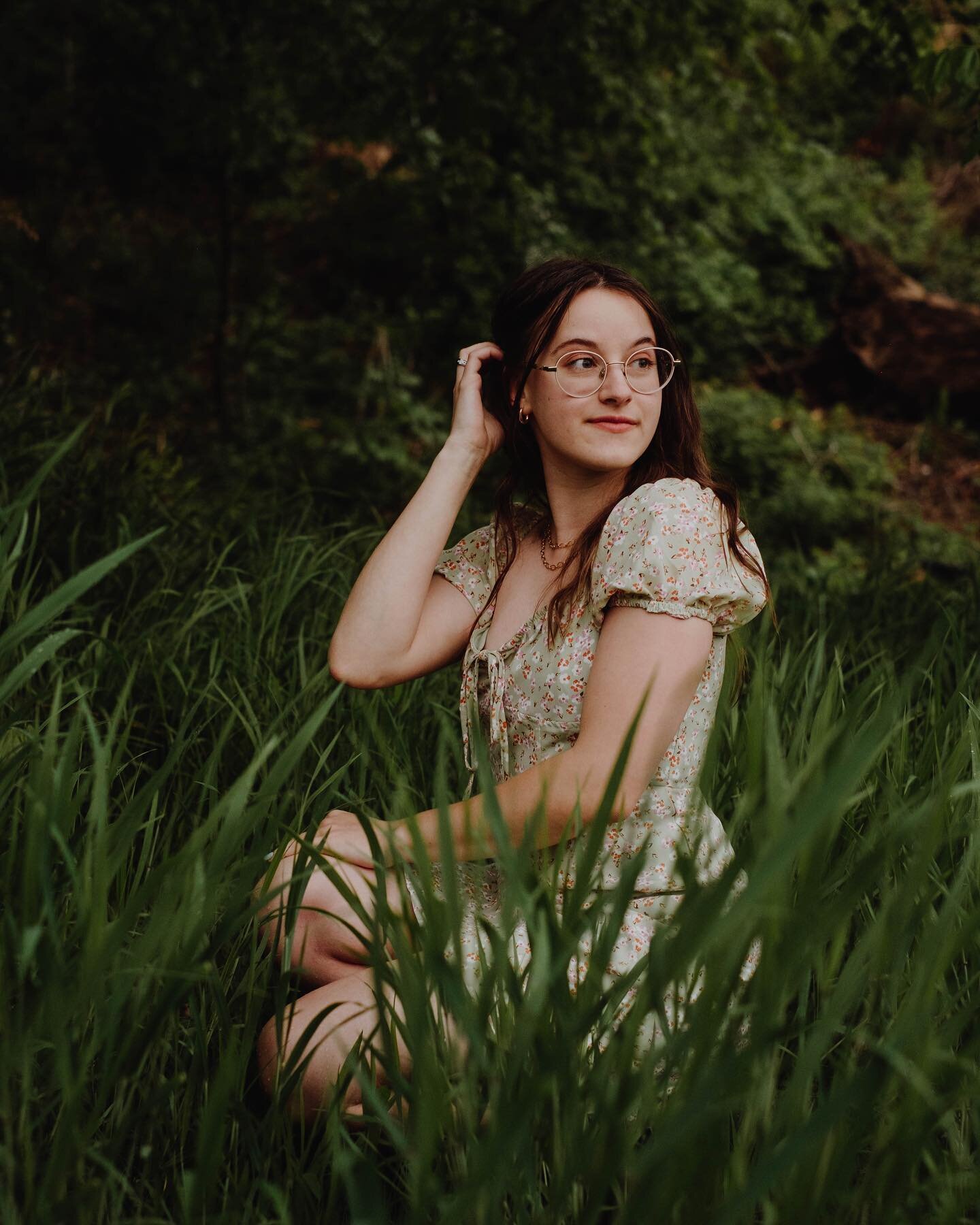 Senior photos in the rain? if anyone could convince me it worked - it&rsquo;s Katie Jo! She is unafraid of creating art through the depths of her soul, and she wears it all with beauty and gentleness! Congrats, Katie🎓
also, here&rsquo;s to more rain