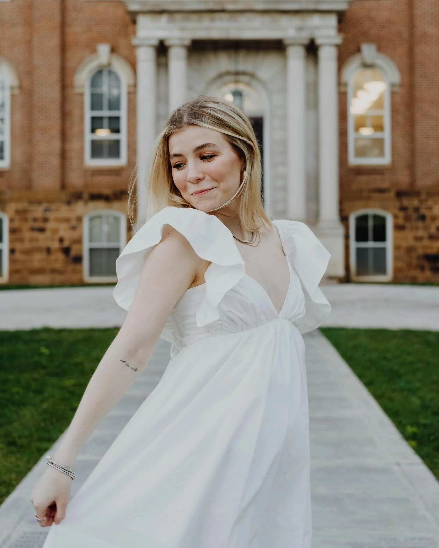 Abbey&rsquo;s senior photos! it was the most perfect little evening!! shoutout to her bf for holding things behind the scenes hahaha
