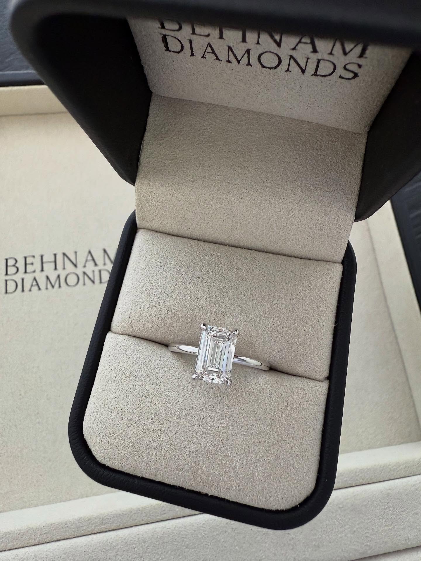The mesmerising emerald cut will always be a statement of effortless sophistication✨

#emeraldcut #emeraldcutdiamond #emeraldcutengagementring #emeralddiamond  #emeralddiamondring #ringgoals #ringinspo #diamondgoals