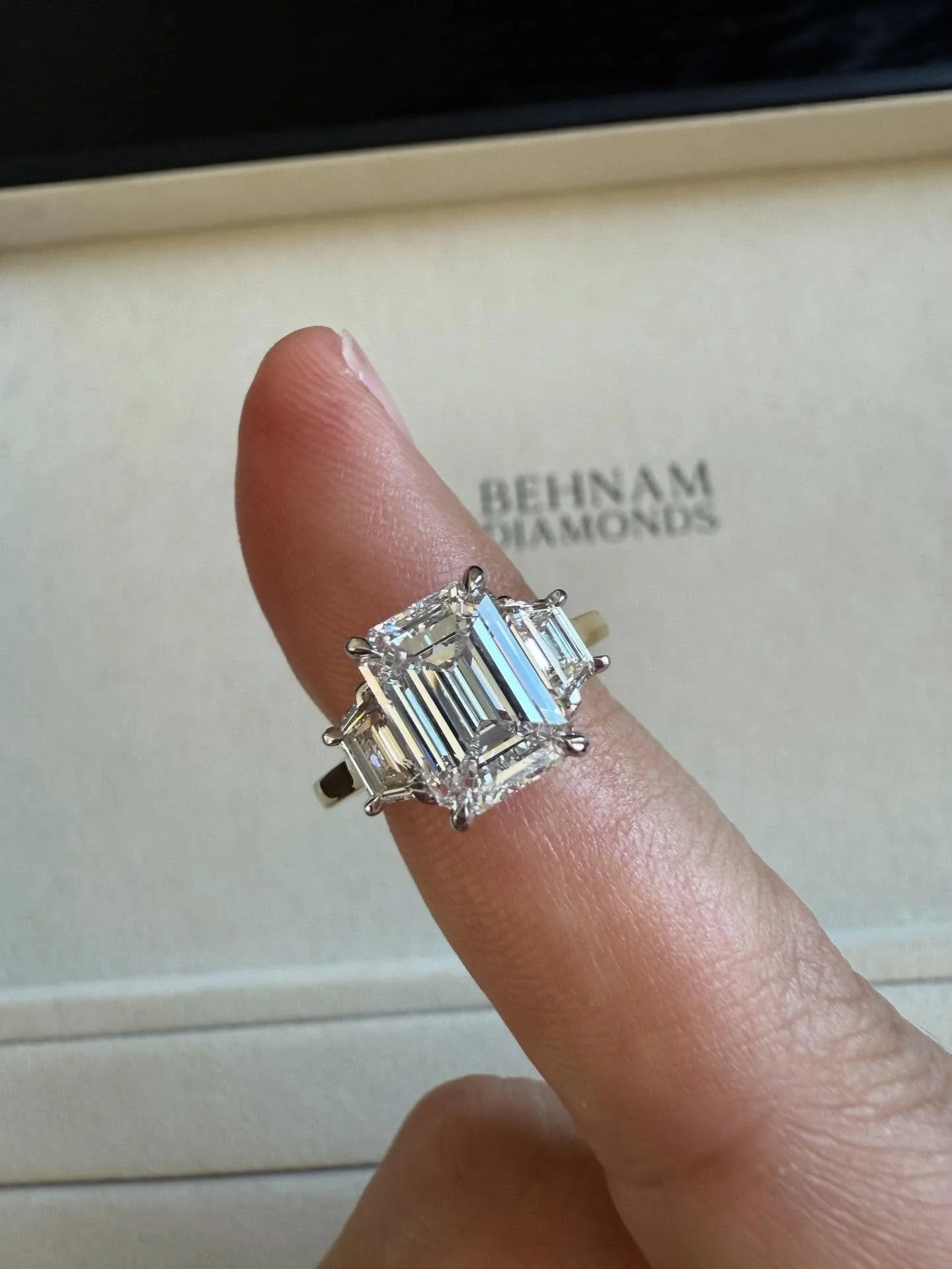 Emerald cut with traps dream come true✨

#bigdiamond #bigemeraldcut #emeraldcut #trapezoiddiamonds #naturaldiamonds #diamondinspo #ringgoals #engagementrings