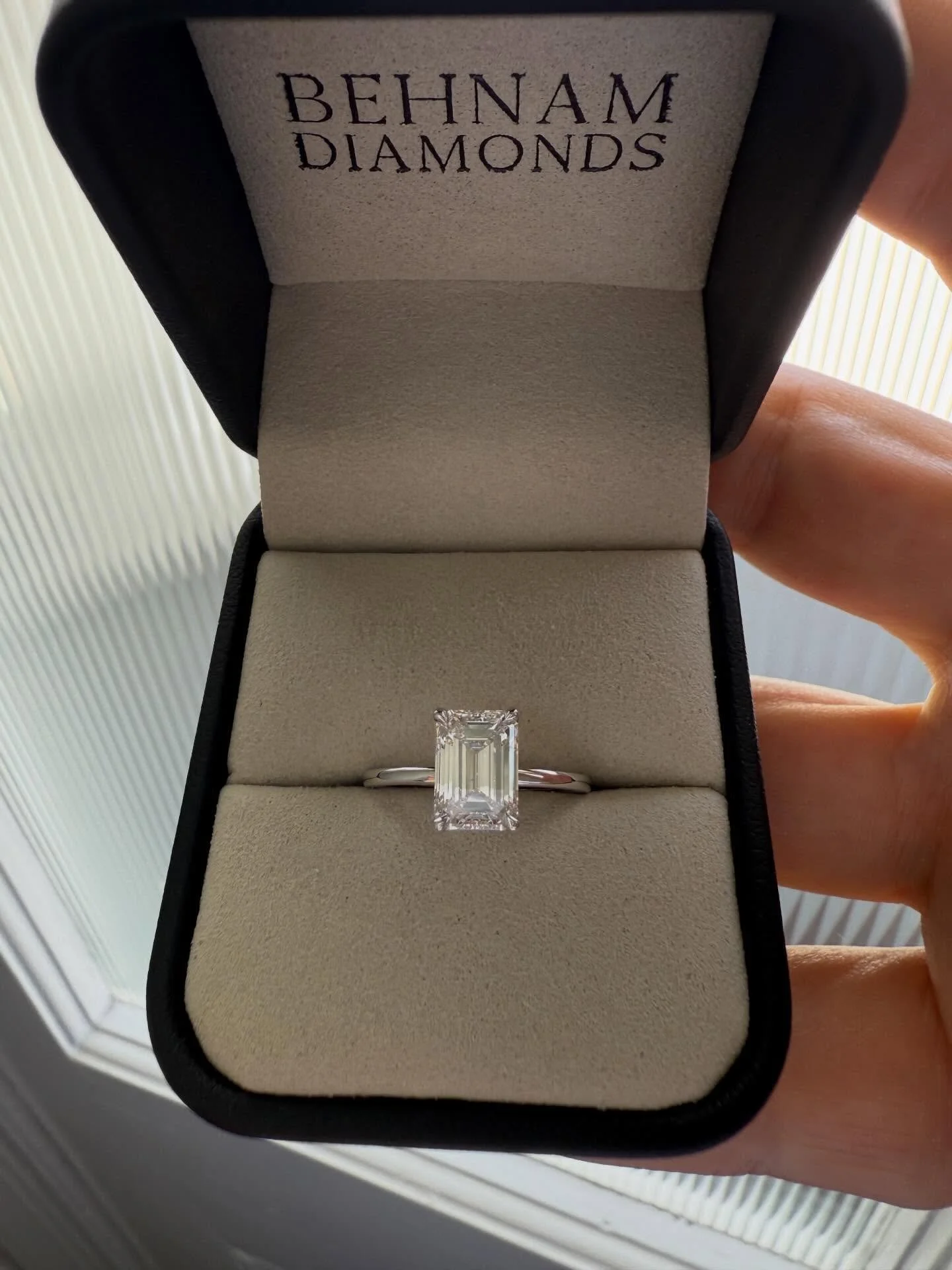 Peak minimalist sophistication✨

#emeraldcut #emeraldcutengagementring #emeraldcutsolitaire #solitaire