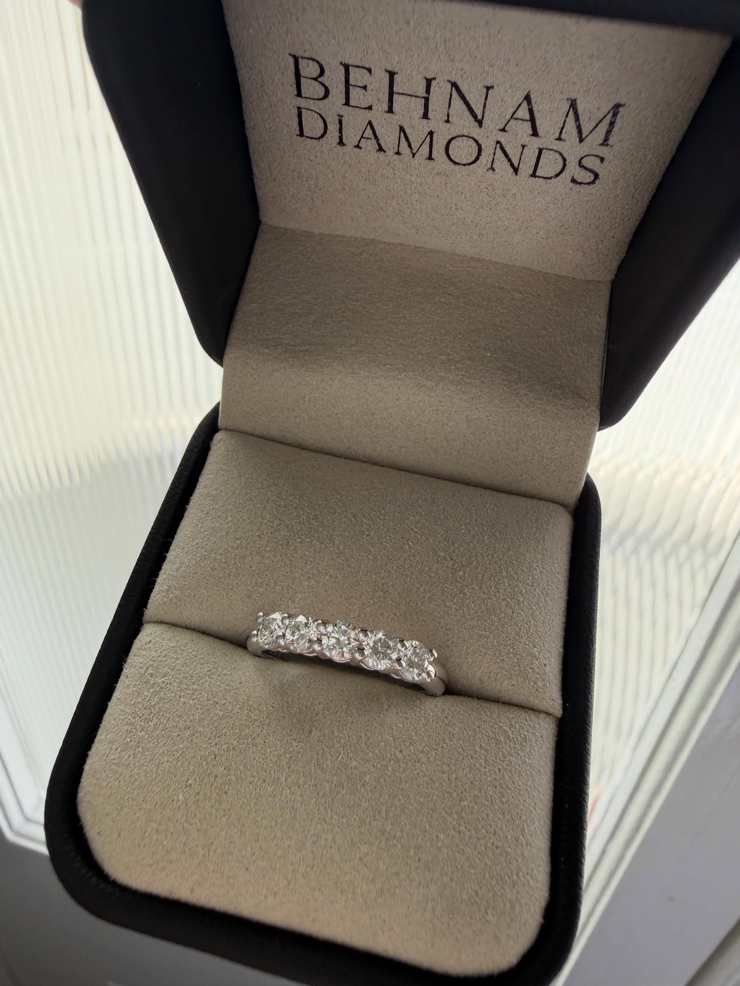 A little something for the other hand✨

#diamondring #diamondjewellery #naturaldiamonds