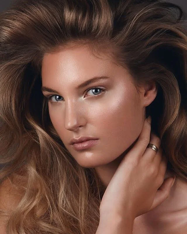 Give me 10 bottles of this liquid gold skin! 😭🙌😍 love my super team below: 
Muse: @gianna_pica @one.1models 
Makeup: @gabbymakeupnyc 
Hair: @kimgracemi 
Nails: @shirleychengmanicurist
Photographer: @snappedbylinda 
Retouch: @sher_retouch