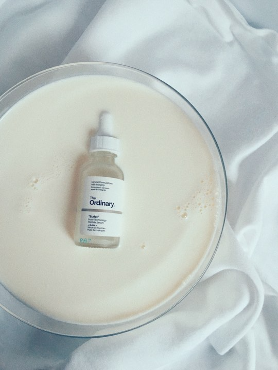 UNDERNEATH ALL MY MAKE UP, I SRSLY STRUGGLE WITH HYPERPIGMENTATION AND DULLNESS, ESPECIALLY IN WINTER. THE SERUM BUFFET BY THE ORDINARY HELPED ME A LOT WITH THESE ISSUES AND FEELS SO DAMN GOOD. - J