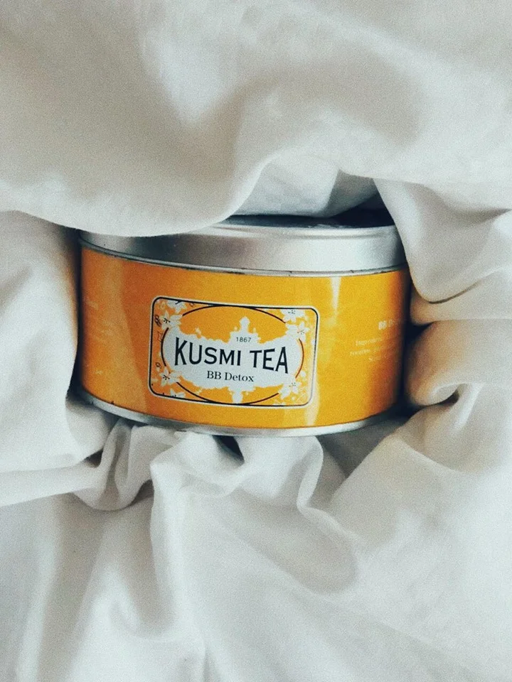 YES, IT'S POSSIBLE: I EQUALLY LOVE TEA AND COFFEE (AND CATS AND DOGS BTW) AND THE BB DETOX TEA BY KUSMI TEA IS ONE OF THE BEST. IT'S WITH GREEN TEA AND MATÉ, GUARANA AND DANDELION AND THANKS TO A GRAPEFRUIT SCENT GIVES YOU A REFRESHING KICK YOU NEED IN THE MORNING. -T