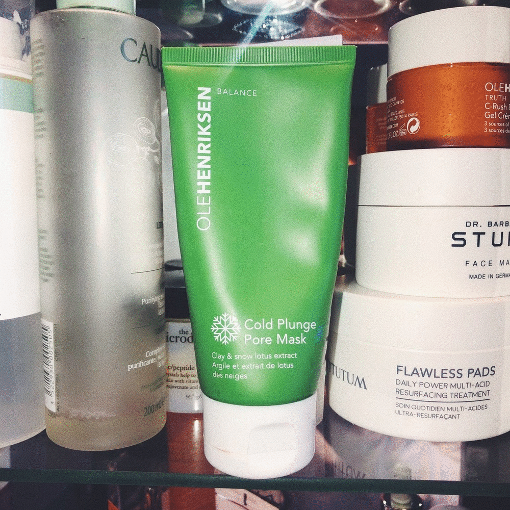 IF YOU FOLLOW US, YOU KNOW JANA AND I ARE OBSESSED WITH ANYTHING OLE BECAUSE THE PRODUCTS ARE SIMPLY AMAZING. WHAT I ALSO REALLY LIKE IS THAT THERE ISN’T HUNDRED OF PRODUCTS BUT RATHER A SMALLER SELECTION WHICH IS NOT REALLY OVERWHELMING. SO I GOT THIS COLD PLUNGE MASK WHICH IS ANTI BREAK OUT AND SURPRISE ALSO HAS CLAY AND SNOW LOTUS EXTRACT IN IT. THE CHERRY ON TOP? ITS BLUE COLOR, THAT REMINDS ME OF WHEN PEOPLE WOULD PUT ON FACE MASKS IN MOVIES IN THE 80S OR 90S. IT GIVES YOU A COLD CHILL ON YOUR SKIN, BUT LEAVES YOU WITH CLEAR SKIN. -T
