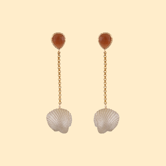 FOR THE LUXURIOUS LOVING MOM IF YOUR MOMMA IS ON THE LUXURIOUS SIDE, SHE WILL BE THE HAPPIEST KNOWING THAT YOU PUT SOME THOUGHT INTO HER GIFT. THESE GORGEOUS EARRINGS WITH TIGERS’S EYE STONES ARE HANDMADE IN GREECE AND FOR US, THEY ARE THE PERFECT UNDERSTATED BLING.