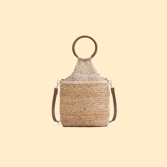 FOR THE TRAVELLING MOM THE MOTHERSHIP IS ALWAYS OUT AND ABOUT? WHETHER SHE IS JETTING THROUGH EUROPE, LOVES ROADTRIPS OR HAS A BIG BEACH VACAY COMING UP, THIS IS THE GO TO PREZZIE TO ADD TO HER WARDROBE. SHE WILL LOOK ENDLESSLY CHIC WITH THIS JUTE BAGGIE WHICH IS A ADDITION TO ANY SPRING- OR SUMMER LOOK (WITH AN IRRESISTABLE PRICE NOT TO FORGET).