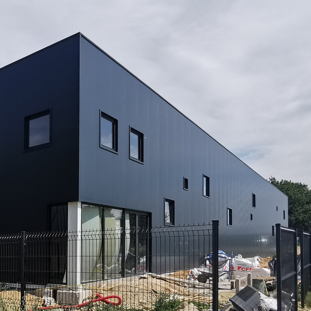 Ansiper Factory 
Paris CDG Airport

New Factory Building 1200m&sup2; 
The building is designed to provide natural lighting for the worker, large workplace for tools and engine and flexible space for office organisation and production process. The bui