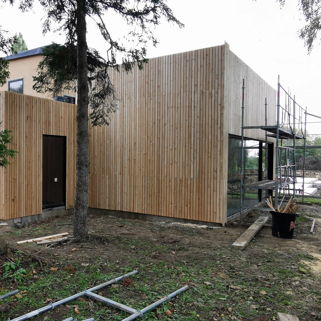 Worksite process Step by Step
Wood-frame Building : 4 fonction (welcoming,sleeping,living,cooking) turn around an open courtyard. Following the sun, each volumes get diff&eacute;rents size, height and openning following their own function. The inside