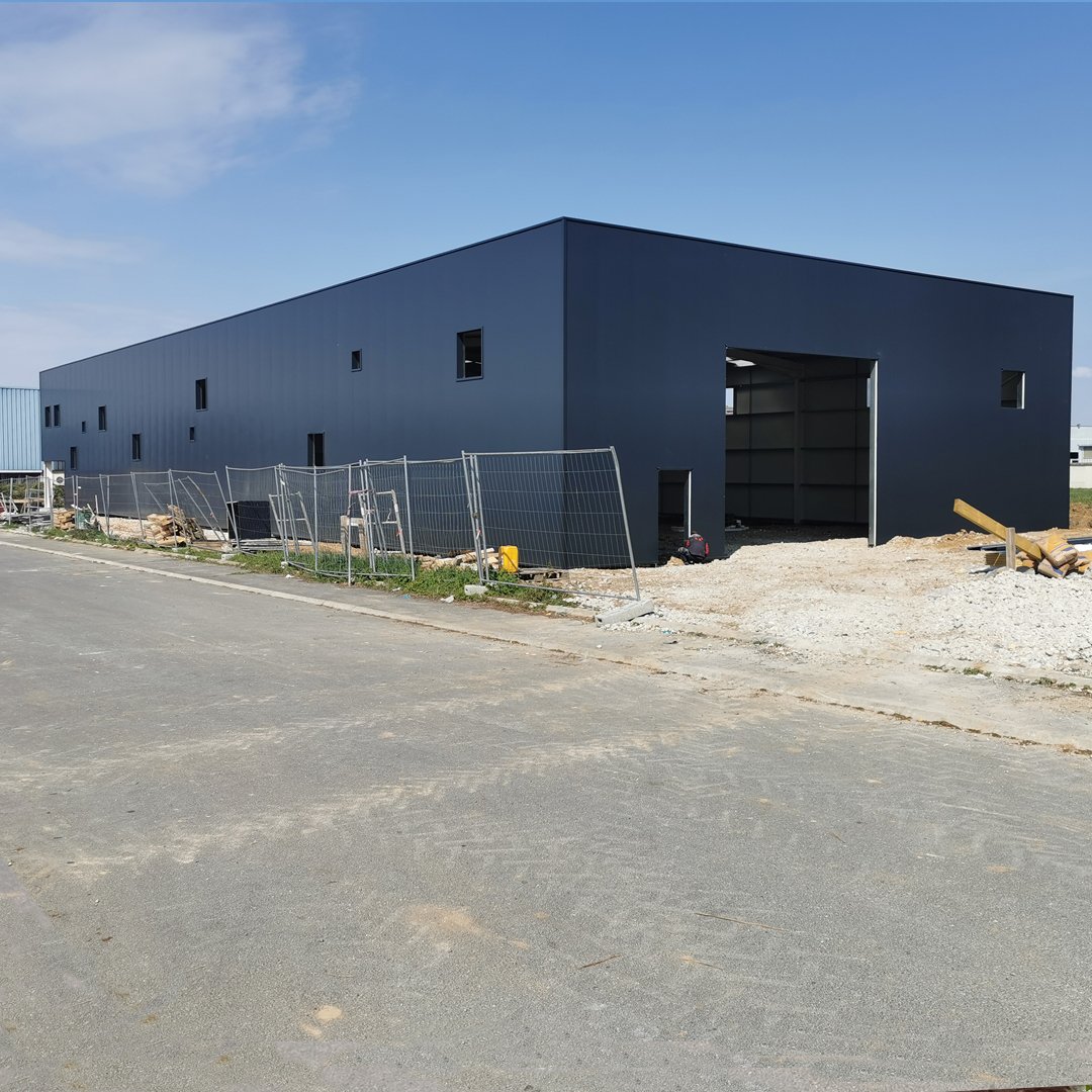 Ansiper Factory
Paris CDG Airport

New Factory Building 1200m&sup2;
The building is designed to provide natural lighting for the worker, large workplace for tools and engine and flexible space for office organisation and production process. The build
