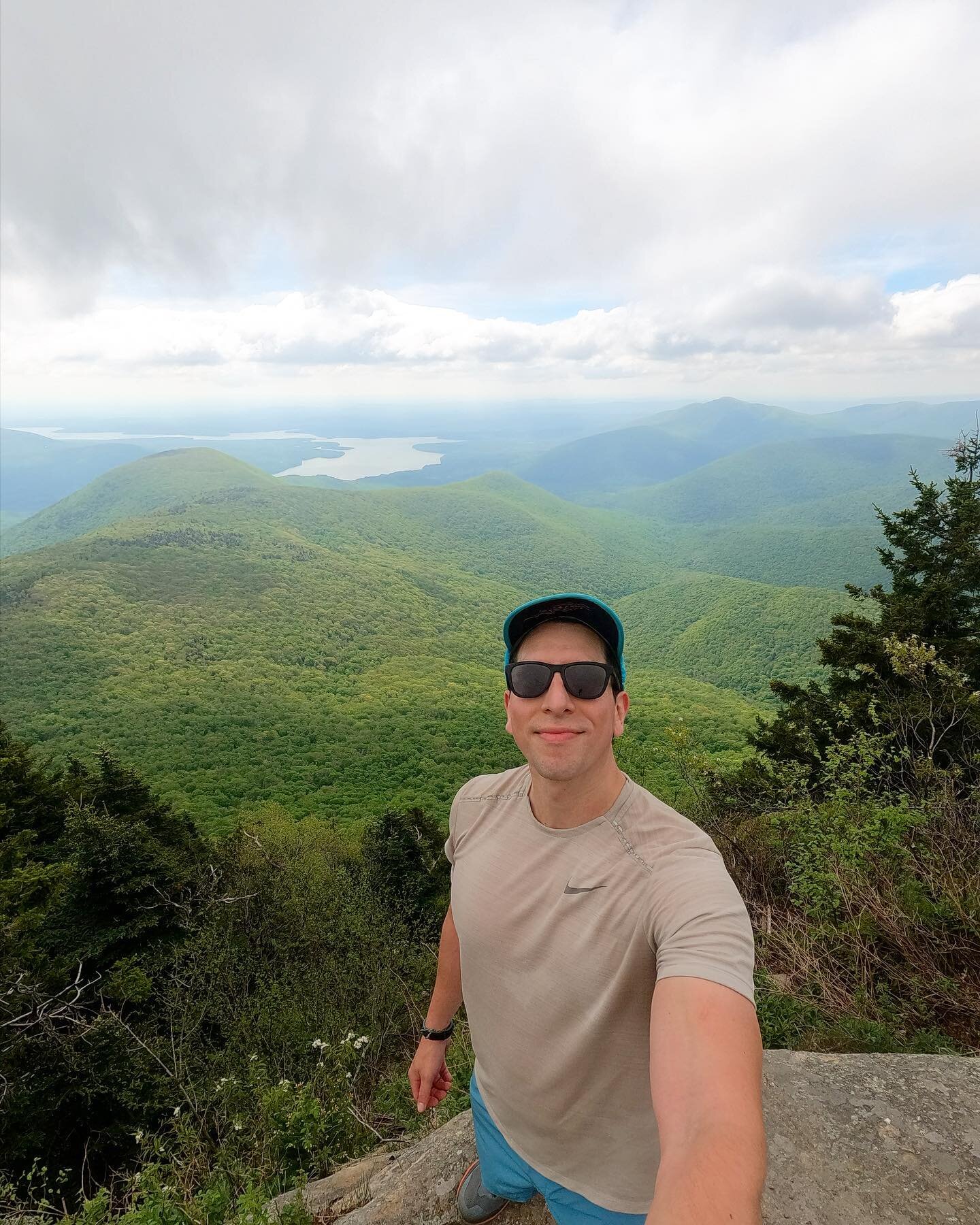 Wittenberg and Cornell Mountains with @jpvanessche today! It was a fun 8.6 mile hike with 3,100 ft of elevation gain. Wittenberg is one of my favorite views in the Catskills in any season. The picture doesn&rsquo;t do it justice.