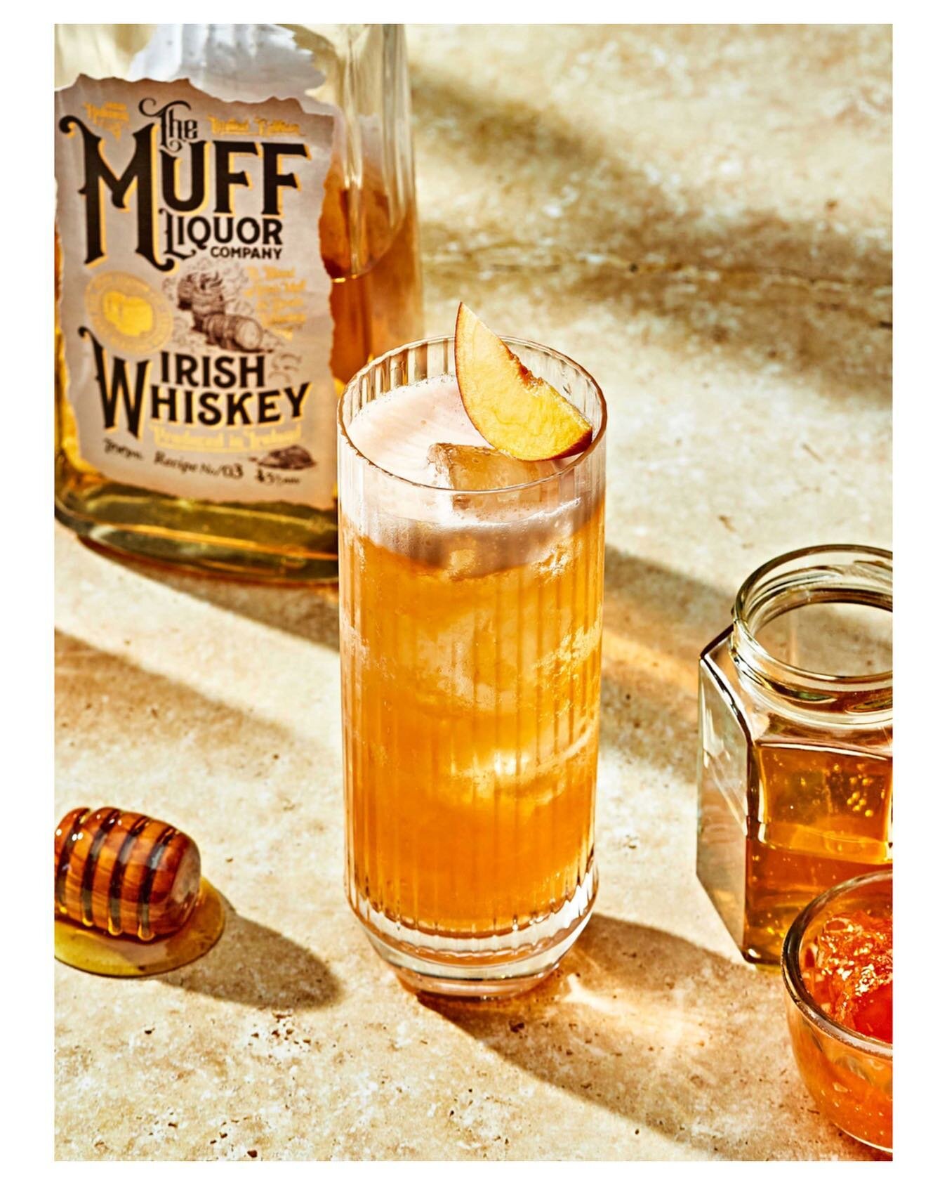 Gold Rush 🌟

Soak up some sun and sip this @muffliquorco Whiskey, white wine and honey cocktail and feel the heat 😎 

Full recipe on their grid 🙌

#whiskey #cocktail #weekend #sunsout #friyay