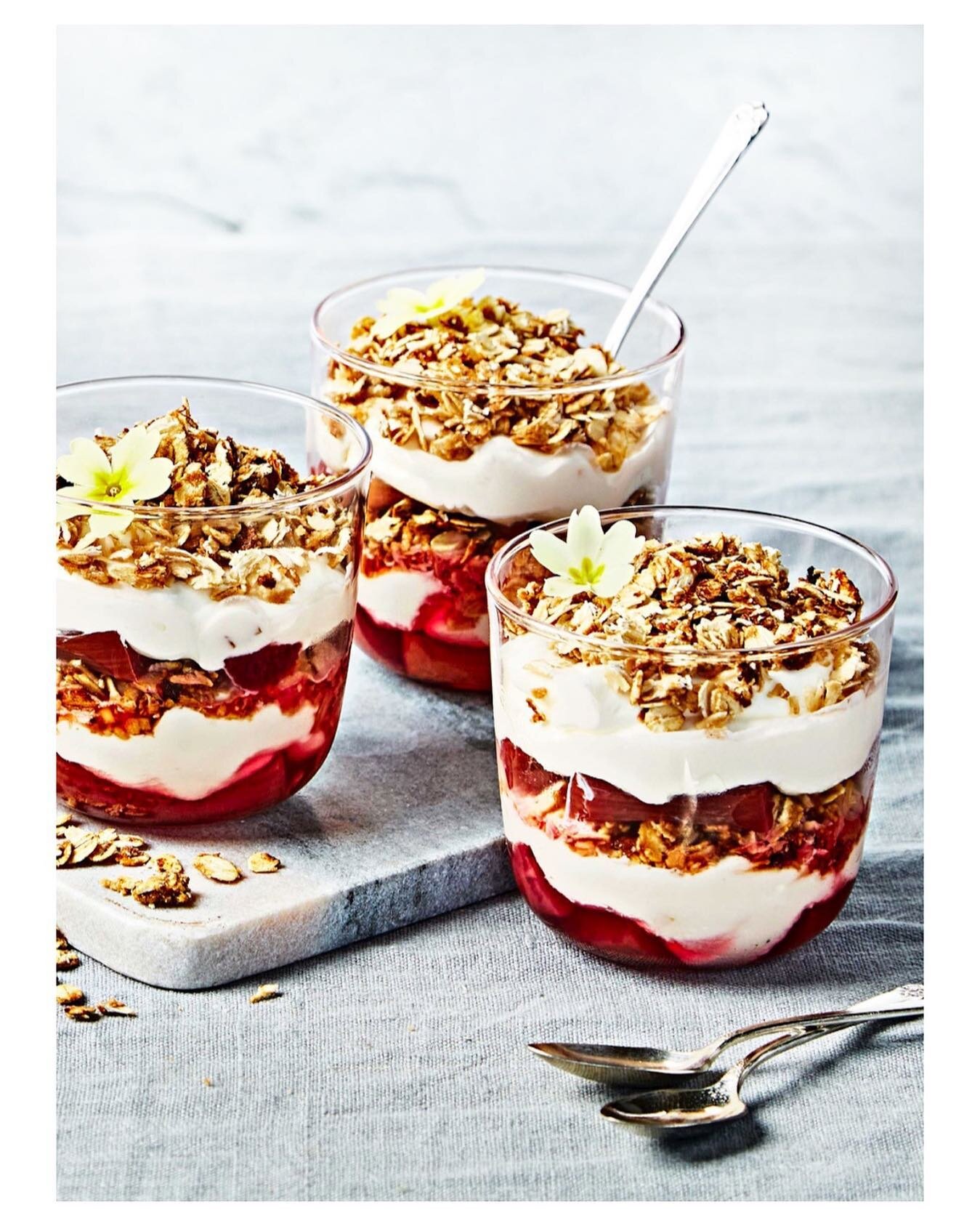 Monday Bank holidays require dessert 😍 

This oatey, crunchy Cranachan is perfect - go to @whitesoats for the recipe and watch Erin @theedibleflower show you how to make it 🤩 

Happy Monday! 

#dessert #cranachan #oats #bankholiday