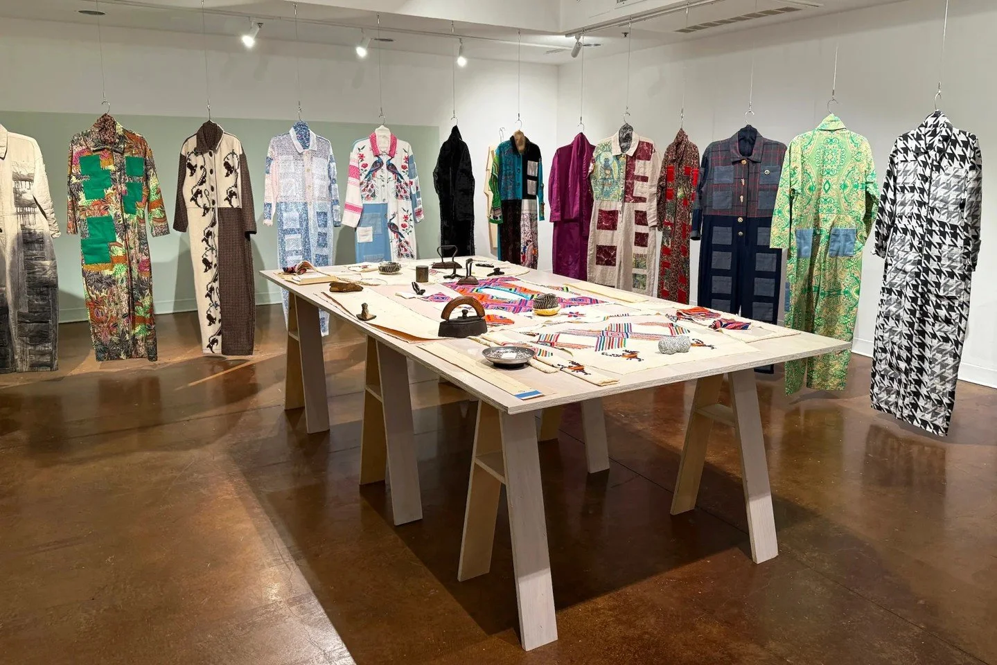 Carmen Argote’s Maximalist Homage to Garment Workers
The artist makes each article of clothing in her current exhibition from the same sewing pattern, but they all have their own personalities. https://loom.ly/XqJVaZw