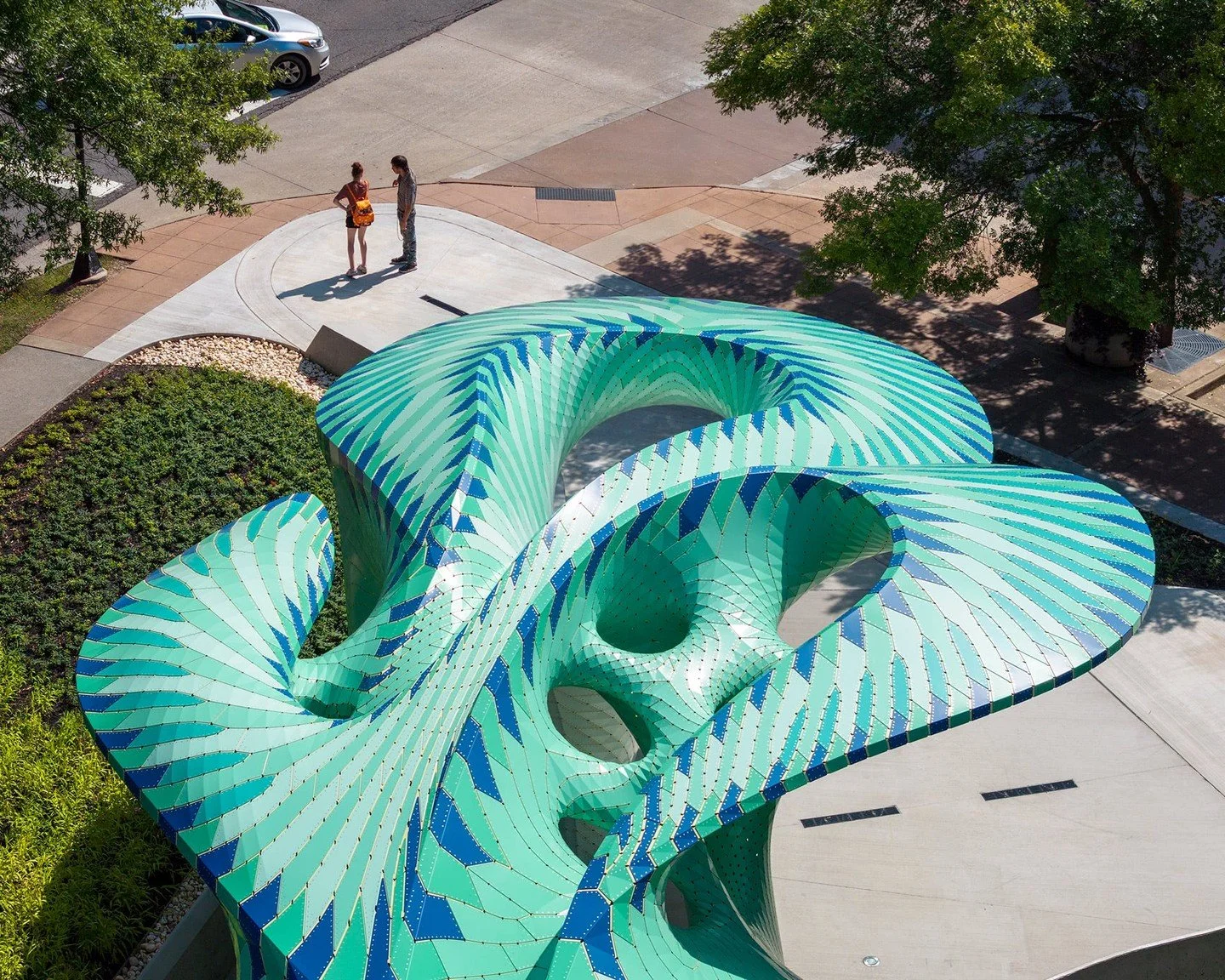 A Sculpture Made of Tens of Thousands of Aluminum Facets Writhes in a Knoxville Park. https://loom.ly/GzF-KAE