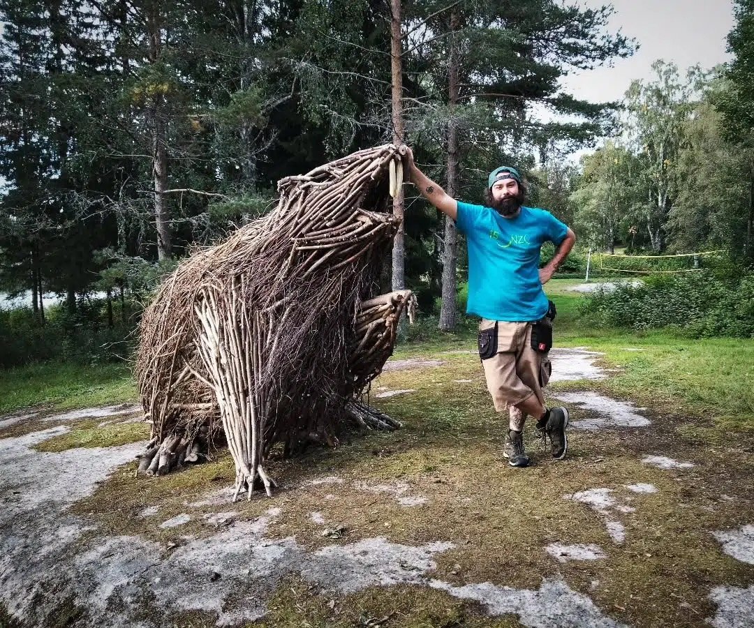 Sculptor Turns Fallen Branches Into Mythical Beasts and Larger-Than-Life Animals
https://loom.ly/bv7_IBA