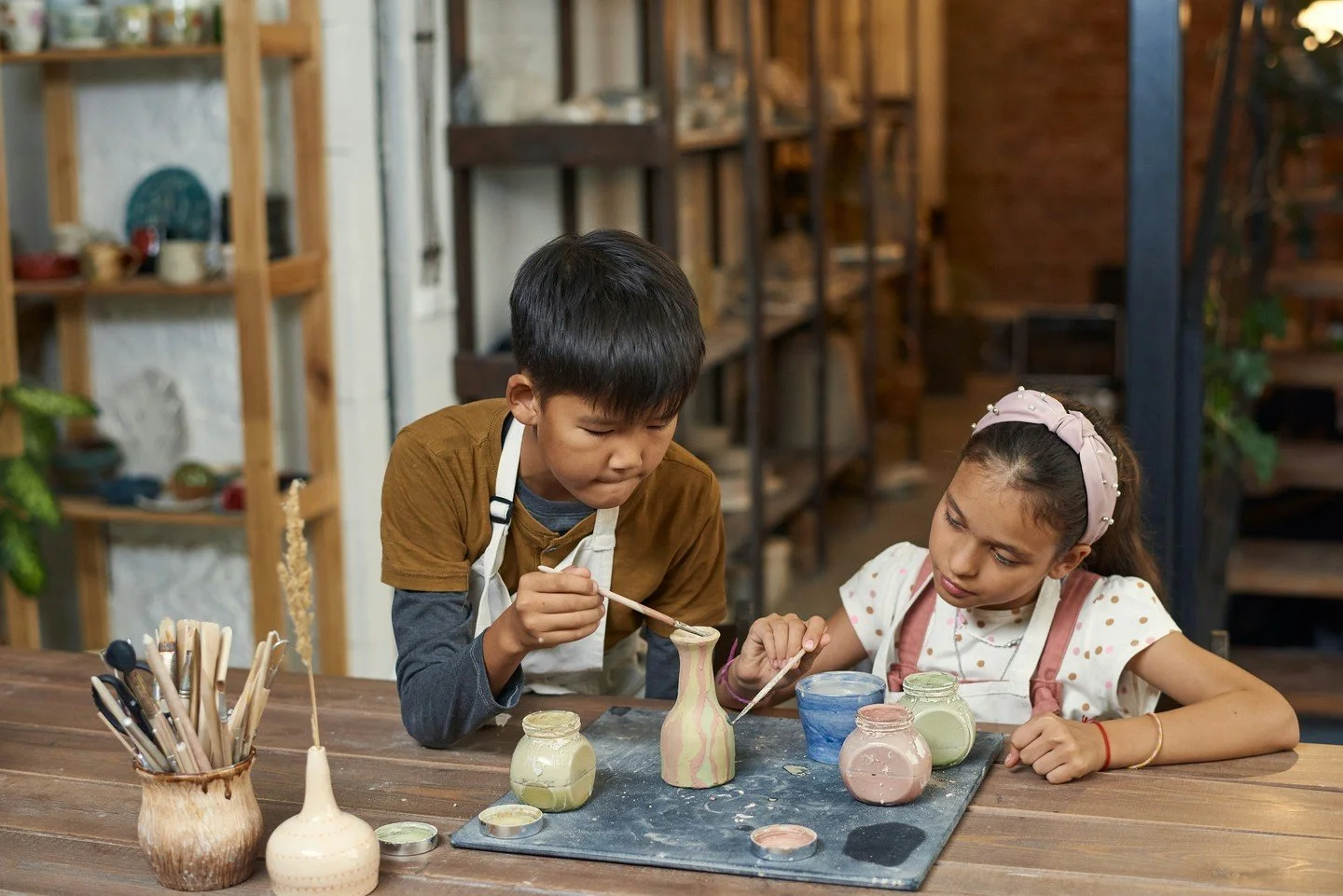 ✨ Creative Studio Fun! ✨
Kids ages 6-11 can explore drawing, painting, mixed media, sculpture &amp; more in this art class! All supplies provided 🎨👩&zwj;🎨 Thursdays 6-7:30pm. Drop-in for $20 a class or sign up for the whole session at a discount. 