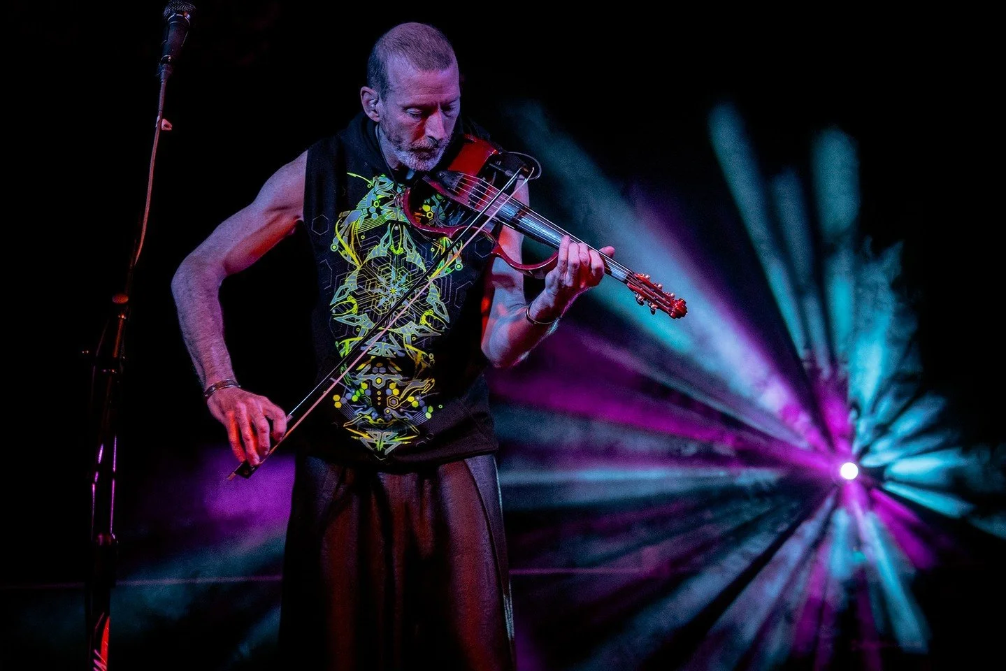 🎻 YOU&rsquo;VE NEVER HEARD VIOLIN LIKE THIS.
Dixon&rsquo;s Violin is coming to the Downriver Council for the Arts on Saturday, November 14, and this is definitely not your typical violin concert. Using a 5-string electric violin and a looping system