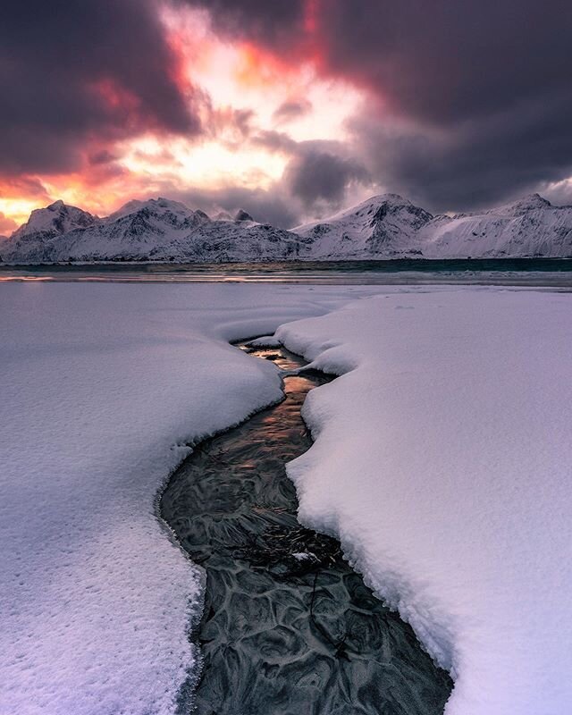 [ The Creek ]
.
The colorful sunsets were quite spared full during my last trip to Lofoten but I did get home with a few images where the light actually decided to pop out between the heavy snowfalls.
I had just finished shooting at another location 