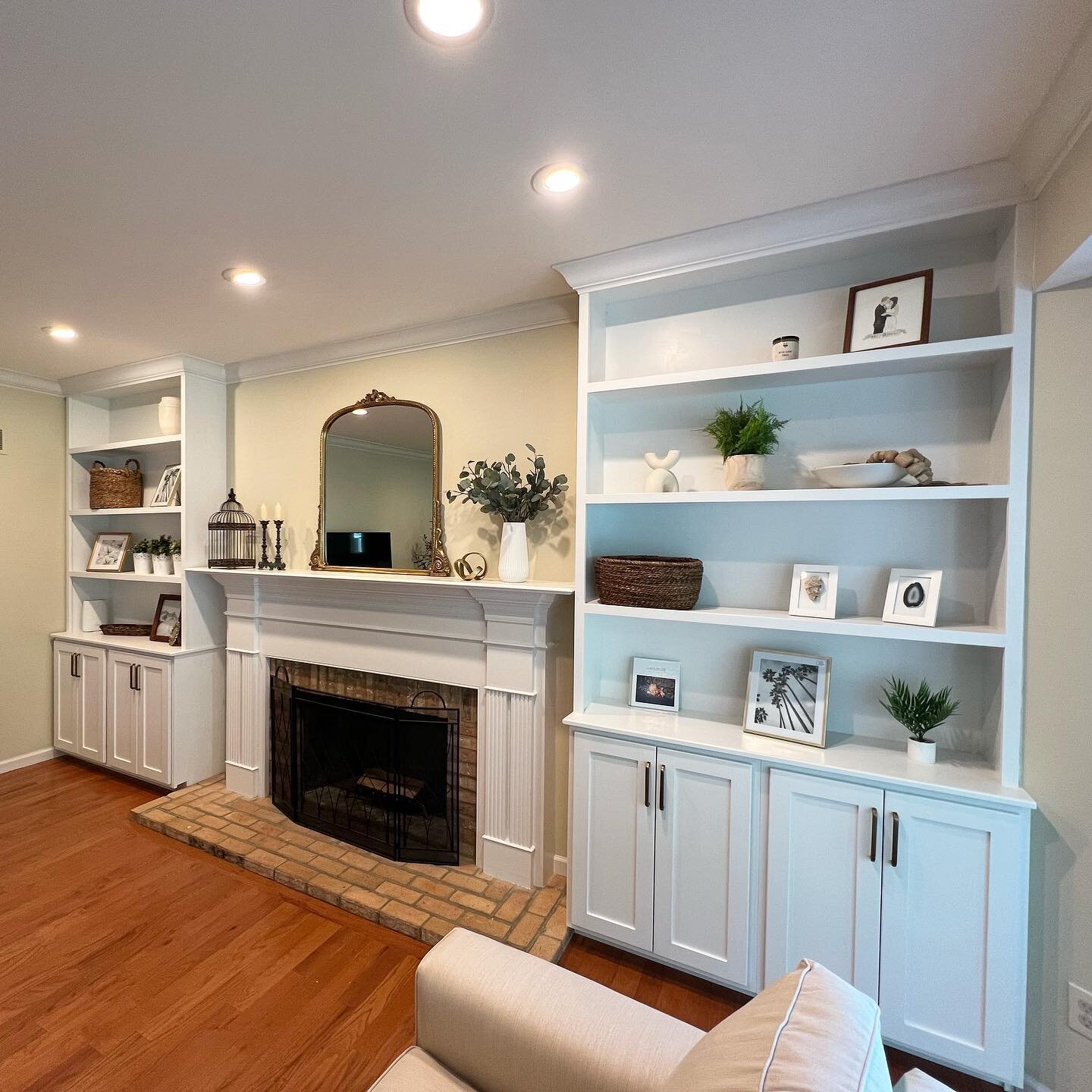 Another angle of the custom cabinets completed in Chesterfield, MO. 

If you or someone you know is looking for custom cabinets or furniture send an email to kyle@southernoakstudios.com.