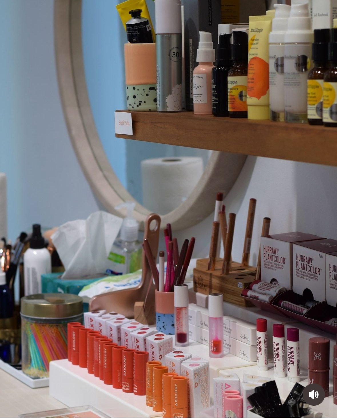  Coral Story’s collection of natural, nourishing products is perfect for anyone who loves radiant, healthy skin—while also caring for the planet. Gift options include makeup, skincare and accesories. 