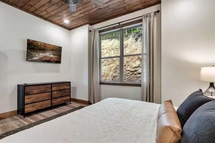 2026 king bedroom 2.jpeg