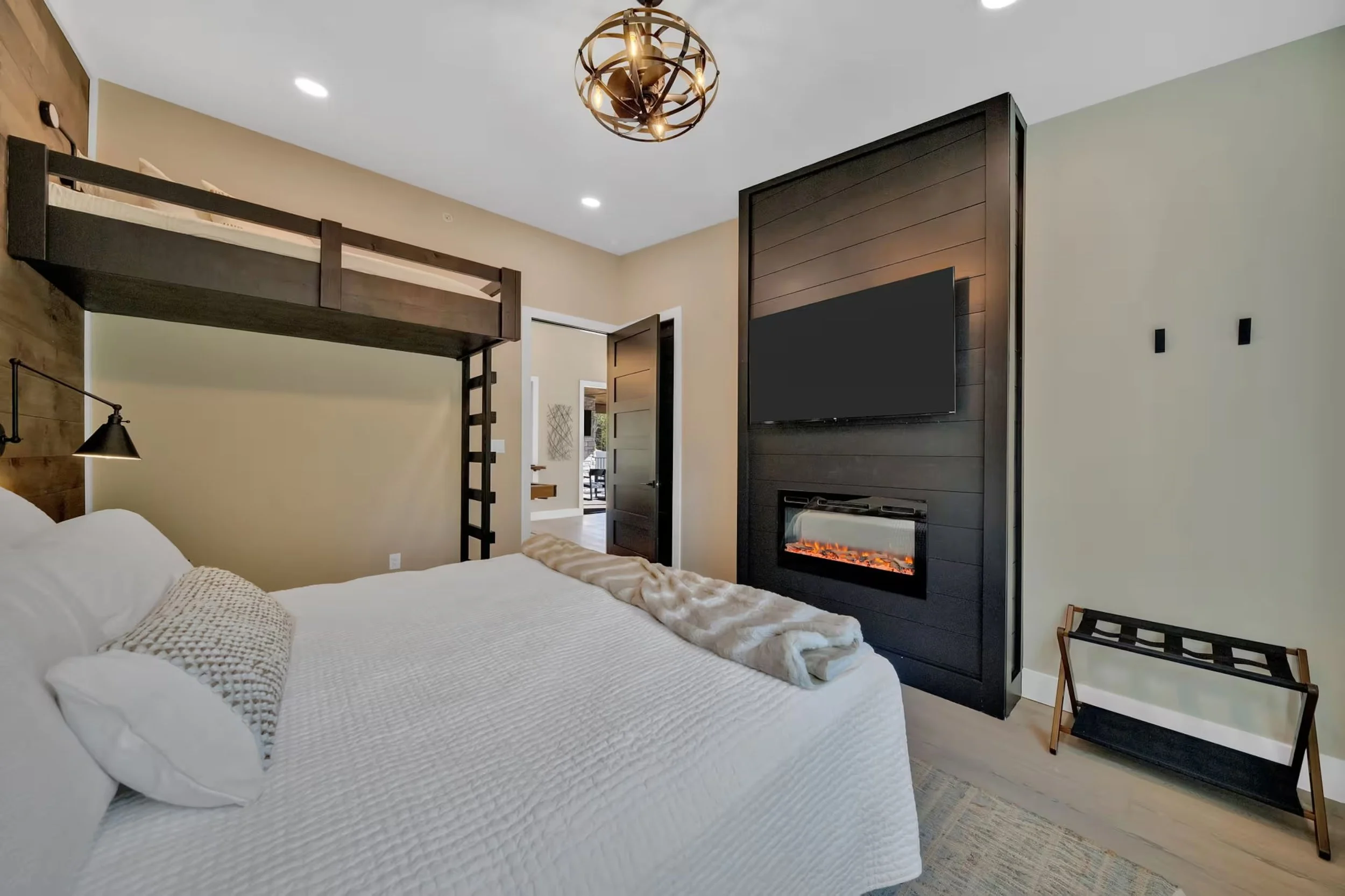 king and two twins bedroom cc 2027 (2).jpg