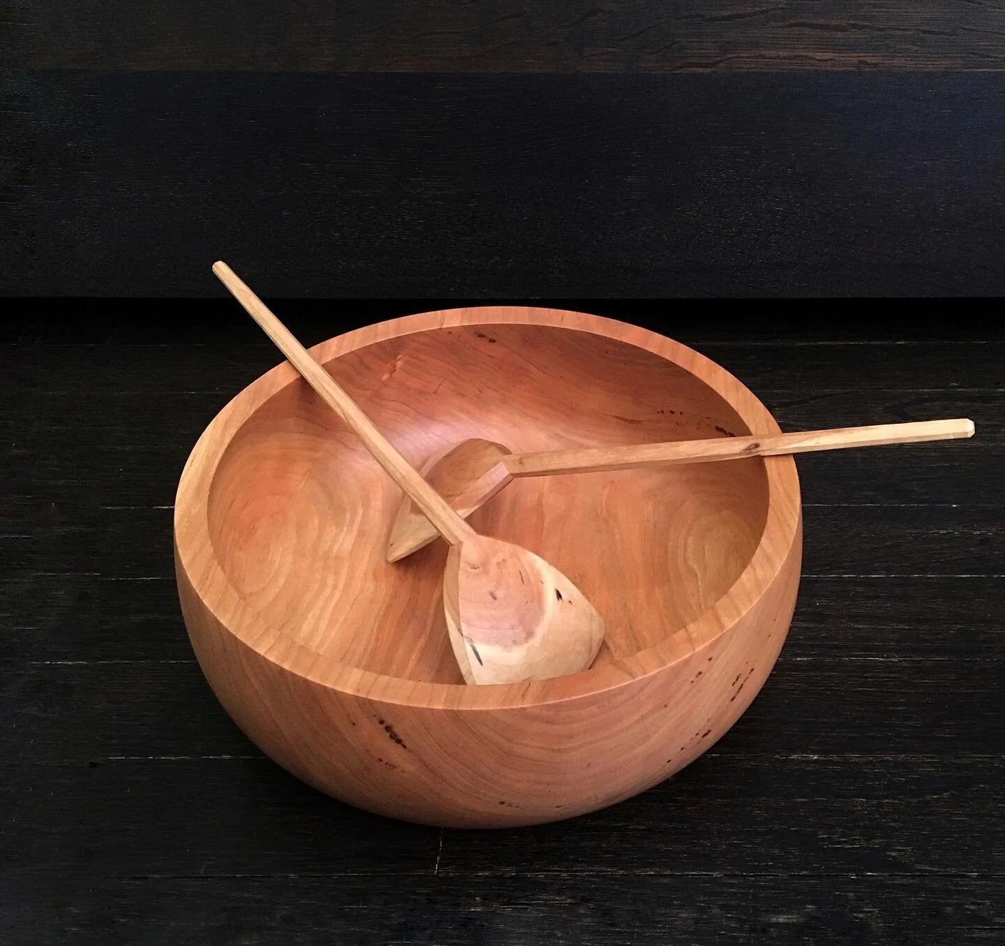 Cherry bowl and servers
#turnedwoodbowls #handcarvedspoon #greenwoodworking #newwoodculture #materialculture #kichenalia #treen #hudsonvalleyny #platformfaf