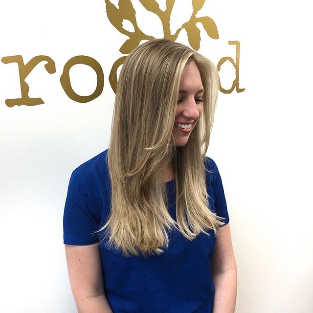 Being stuck at home has got me reminiscing over fresh cuts and fresh color... you too?! ☀️💫✨
.
.
.
#freshhighlights #balayage #babylights #hairpaintingatlanta #livedinhair #shadowroot #rootsmudge #babylights #dimensionalblonde #therootedsalon #hairb