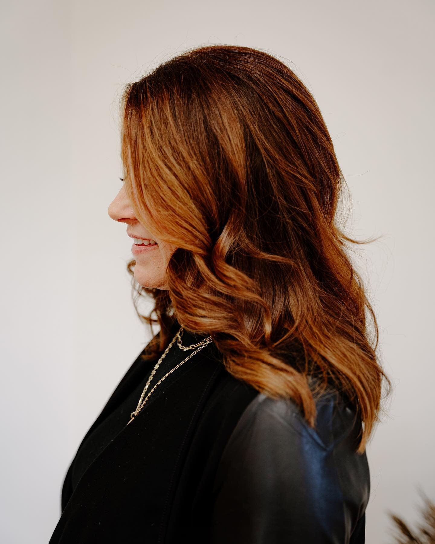 We really played up her peaches and cream complexion by naming this beauty a redhead. Stunning color on an even more beautiful woman! 

#peachesandcream #peachesandcreamcomplexion #peachesandcreampigment #redhead #redhair #hairbycassidyward #theroote