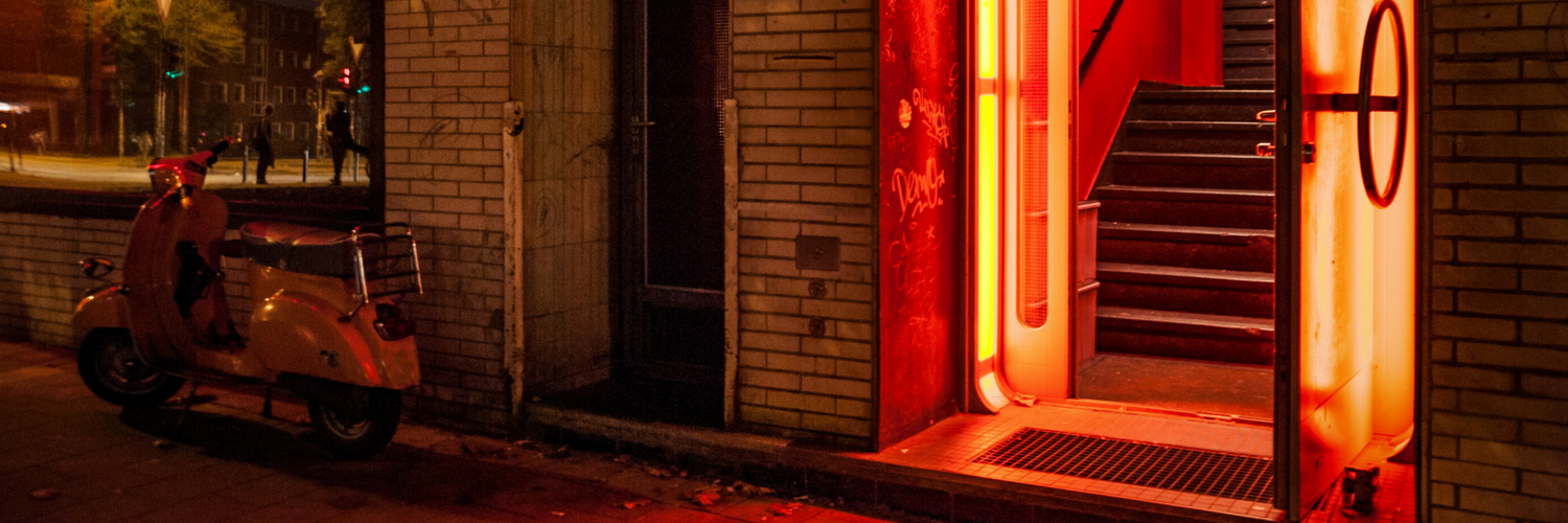 ALONE IN THE CLUB a short story by Alex Clermont Writes graphic bar.png