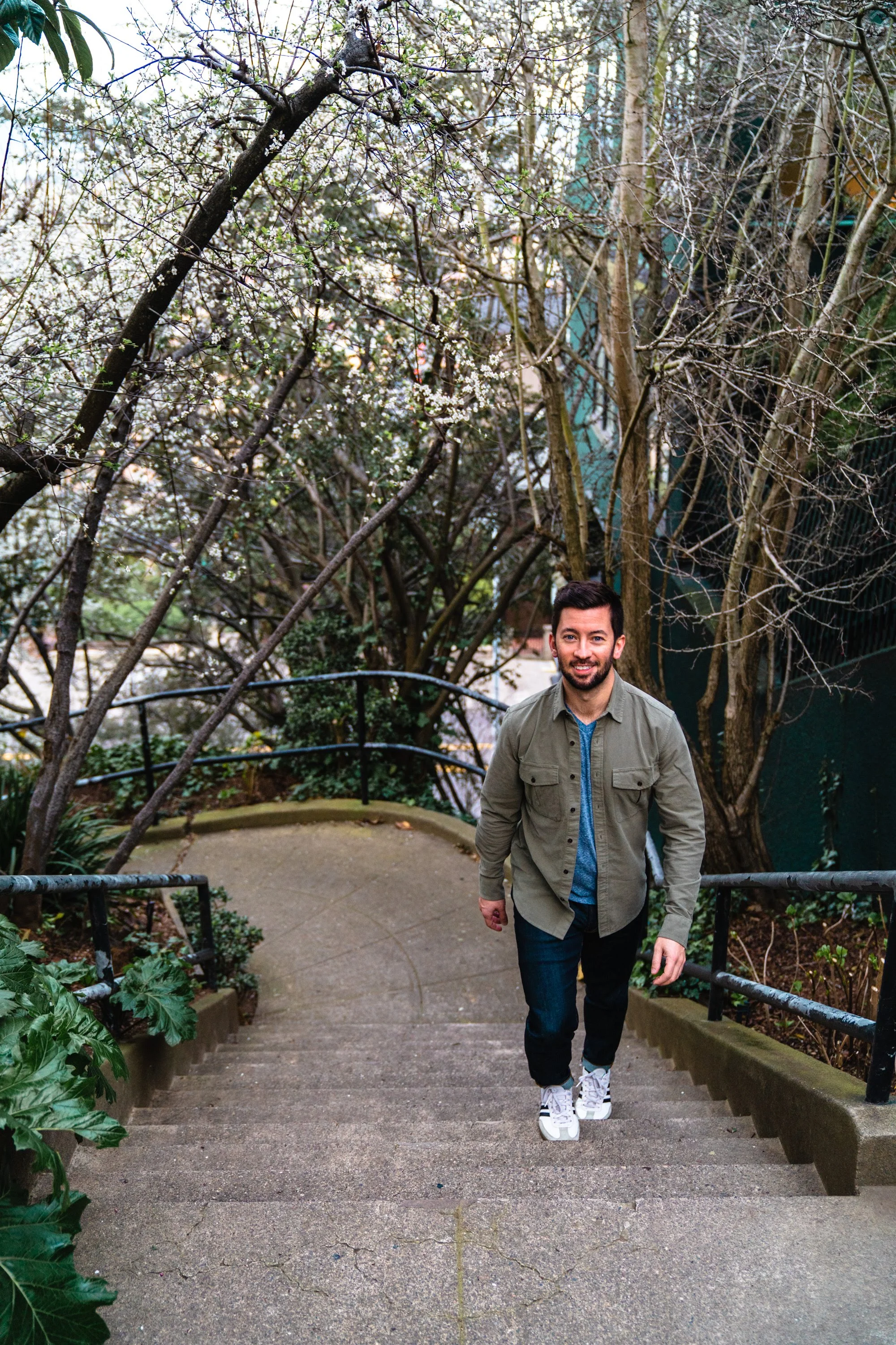 For the last outfit I went with some things that would be perfect for almost any day here in San Francisco. Dark jeans, V-neck tee and a shirt jacket (because @karlthefog is sneaky!) .