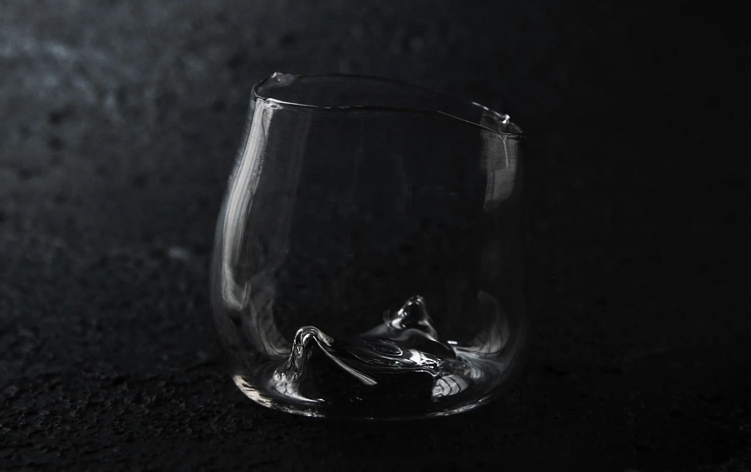  gently guided glass flows into forms that harmonize with the movement of the contained liquid 