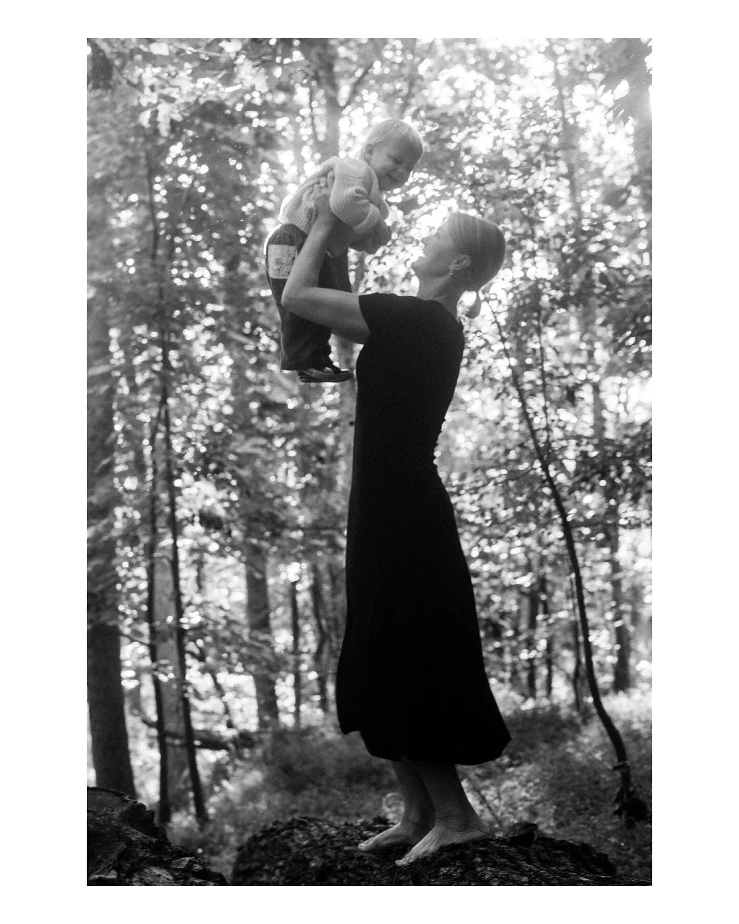 Light and form, black and white, and all the shades of grey ~ a sparkly September morning in the forest with some sparkly humans. 

@maggiemuch I am completely smitten with your family.