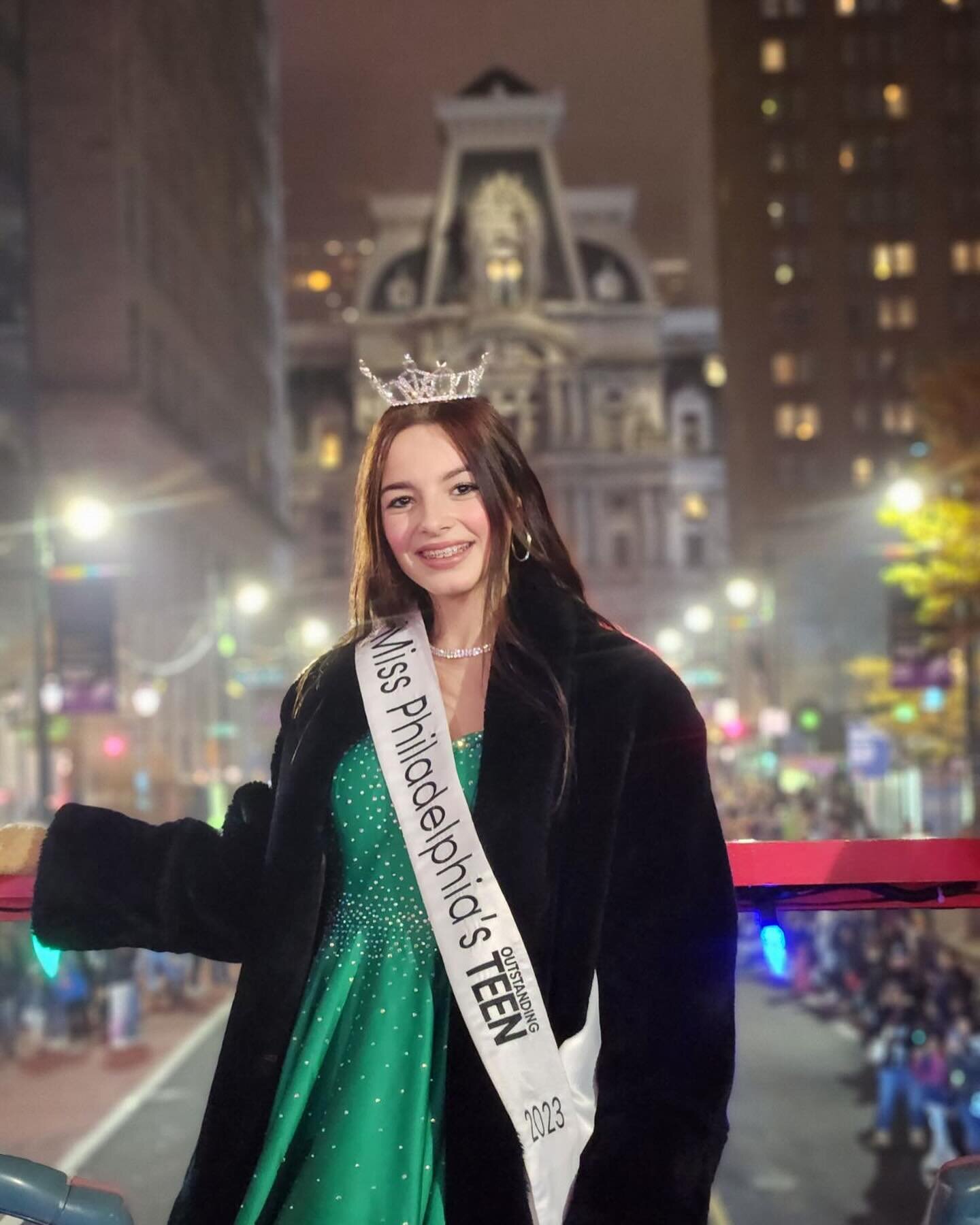 So grateful to have ridden atop a City Tour Bus in the @philly_holidays parade this past weekend! No better city to celebrate the holidays! 
🎄 ❄️ ⛄️