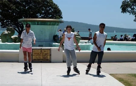 Rollerblade-fountain-water-trees-adults