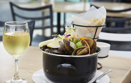 drink-wine-table-chairs-mussels-lunch-dinner-chips-fries-seafood