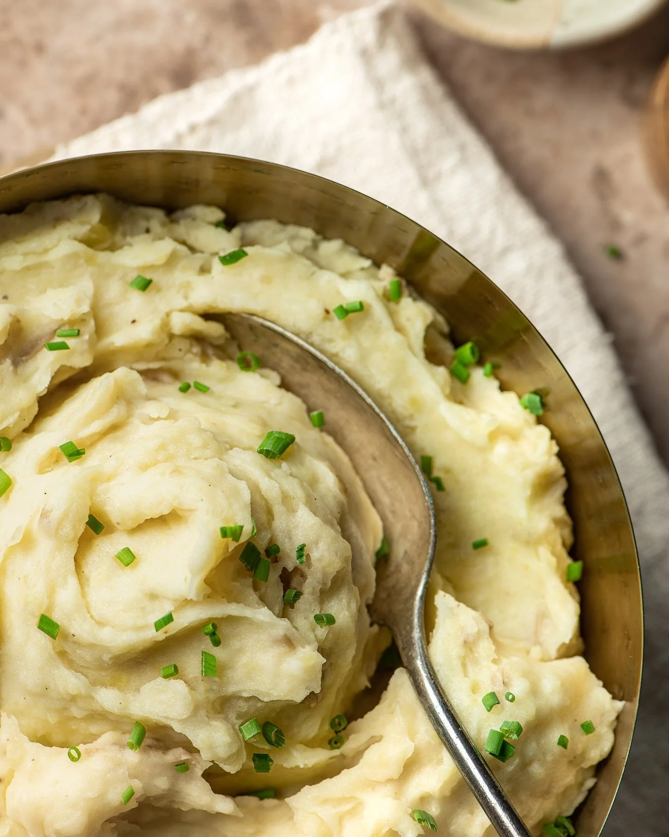 Celeriac + roasted garlic + potatoes = delicious twist on traditional mash!
Recipe up on the blog https://www.jmusslewhite.com/blog/celeriacmashedpotatoes

#mushroomsandthyme #mashedpotatoes #fallrecipes #thanksgivingrecipes #yegfood #celeriac #potat
