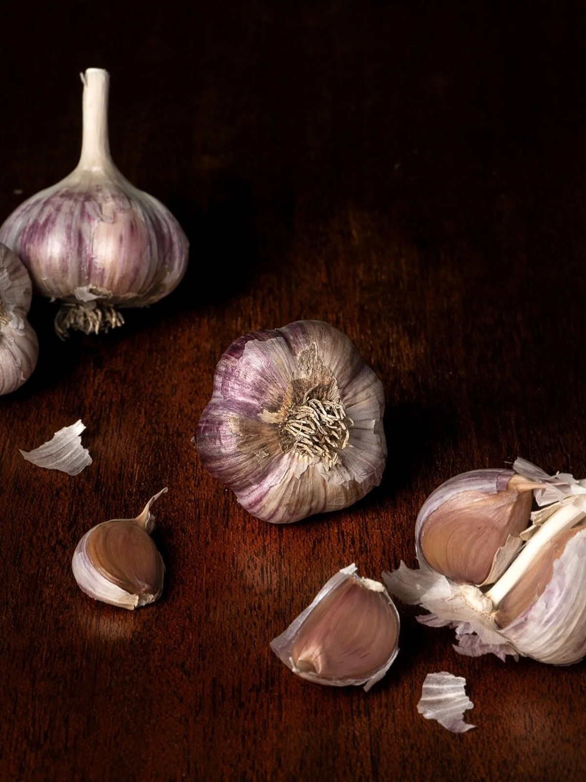 Garlic still life. Almost feels like an oil painting. I had to play around in the studio with these heads of garlic before planting in the garden. I picked these beauties up at the Green and Gold Garden. 
I love any task at the @greenandgoldgarden th