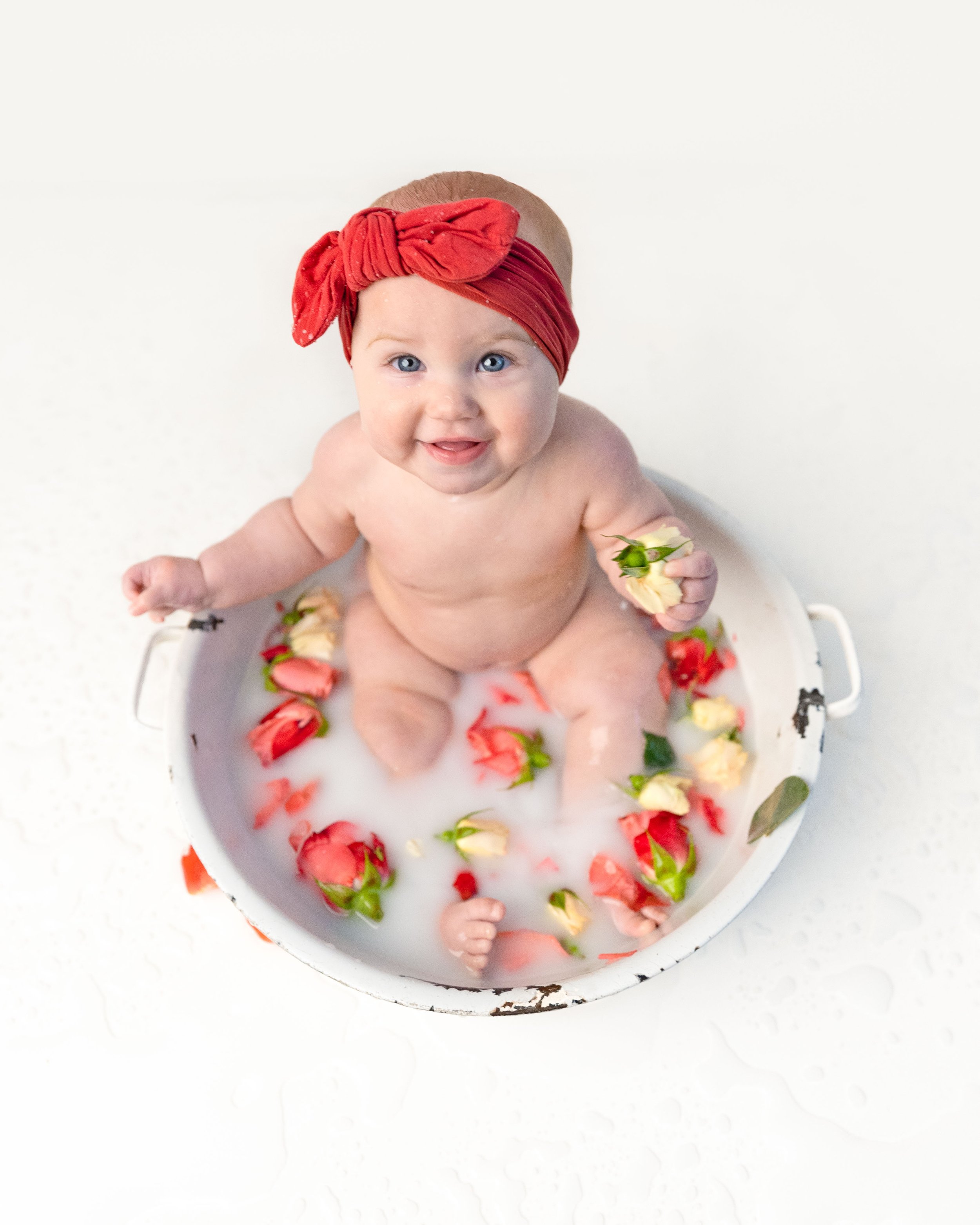baby-girl-milk-bath-flowers-milestone-photography-newborn-photographer-spokane-washington-7.jpg